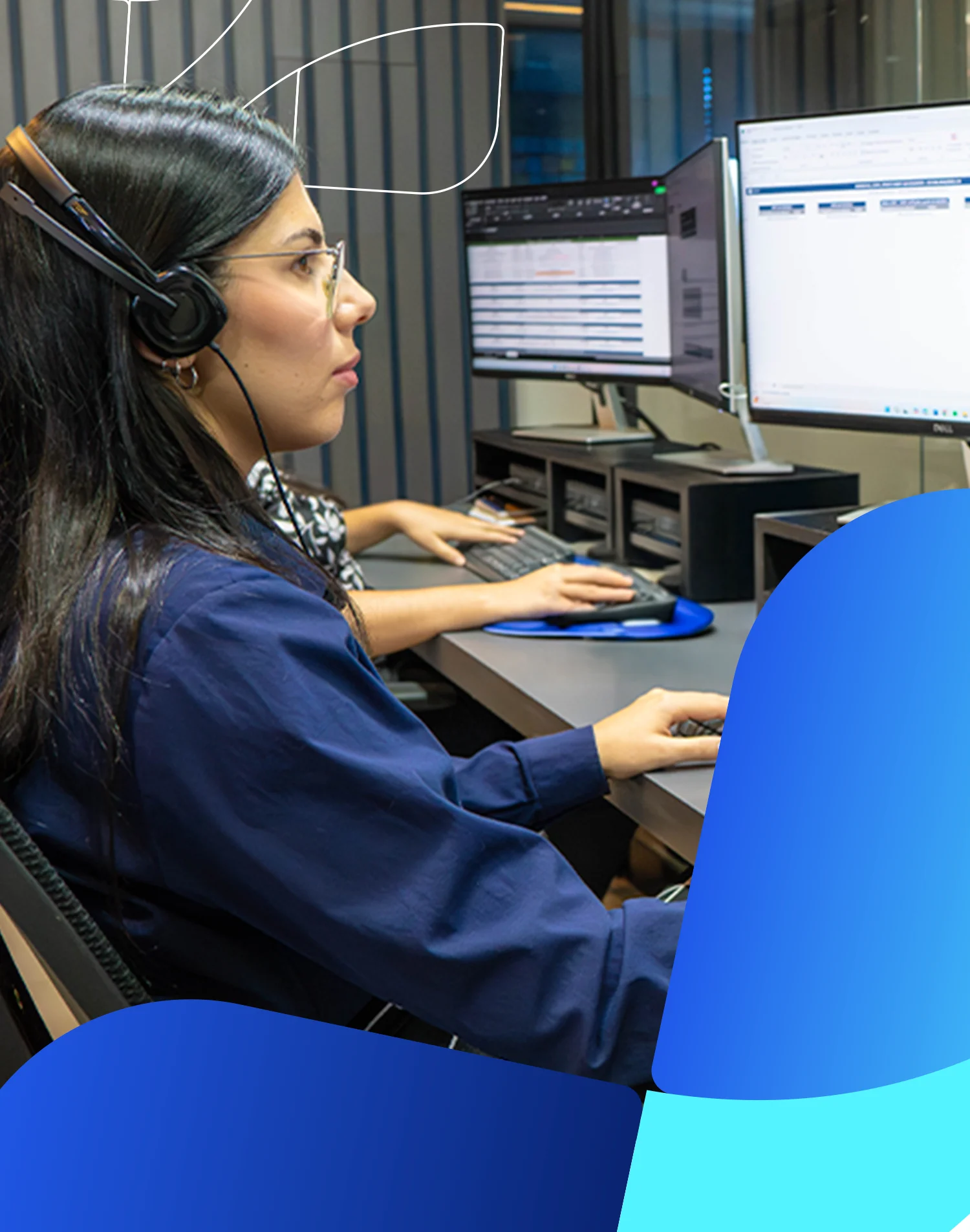 Mulher sentada em frente a um computador no escritório da Alva Medical.