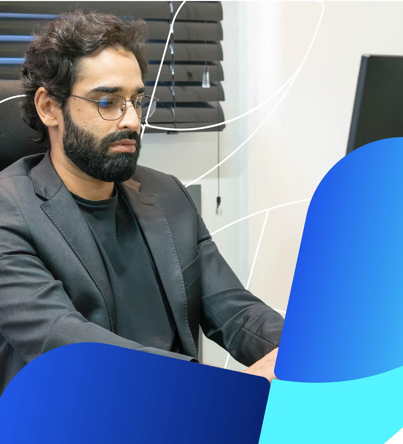 Homem e mulher em um escritório estudando gráficos e finanças